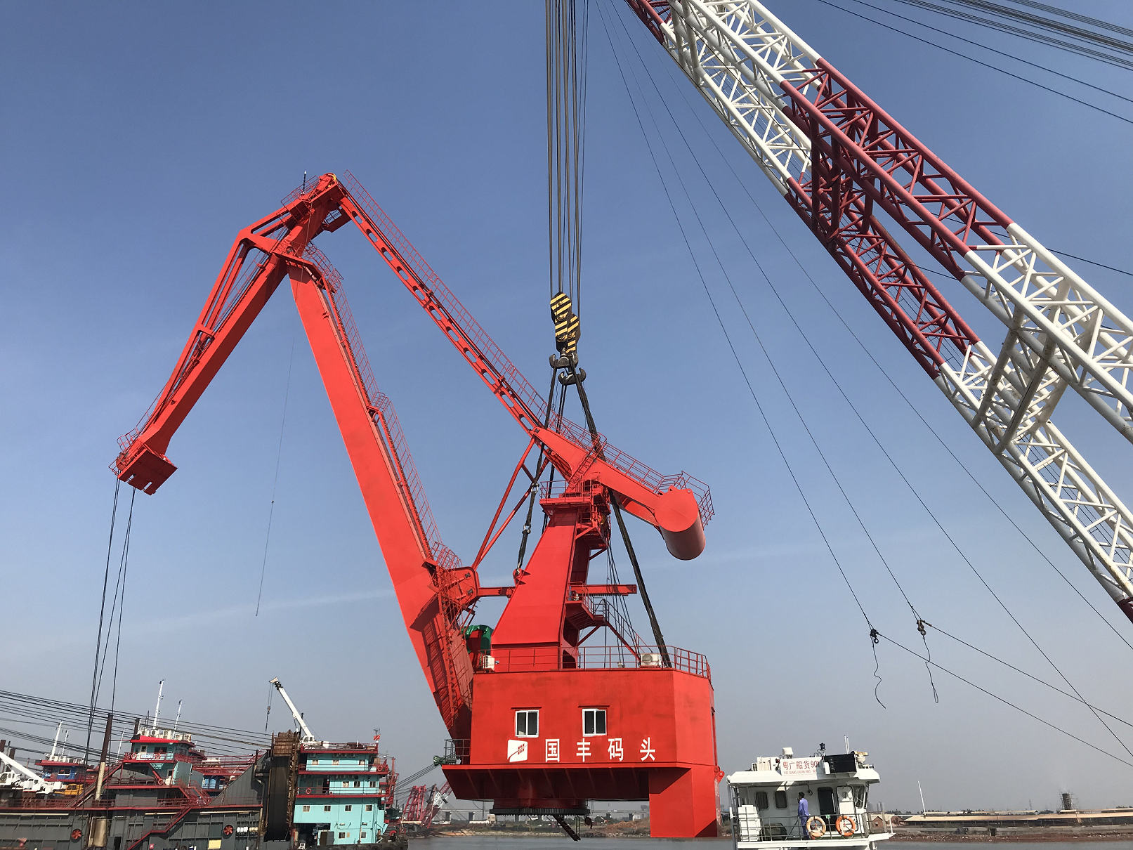 大干第四季度，公司生產(chǎn)傳喜報(bào)：MQ5045港口門座式起重機(jī)順利完成吊裝總裝！