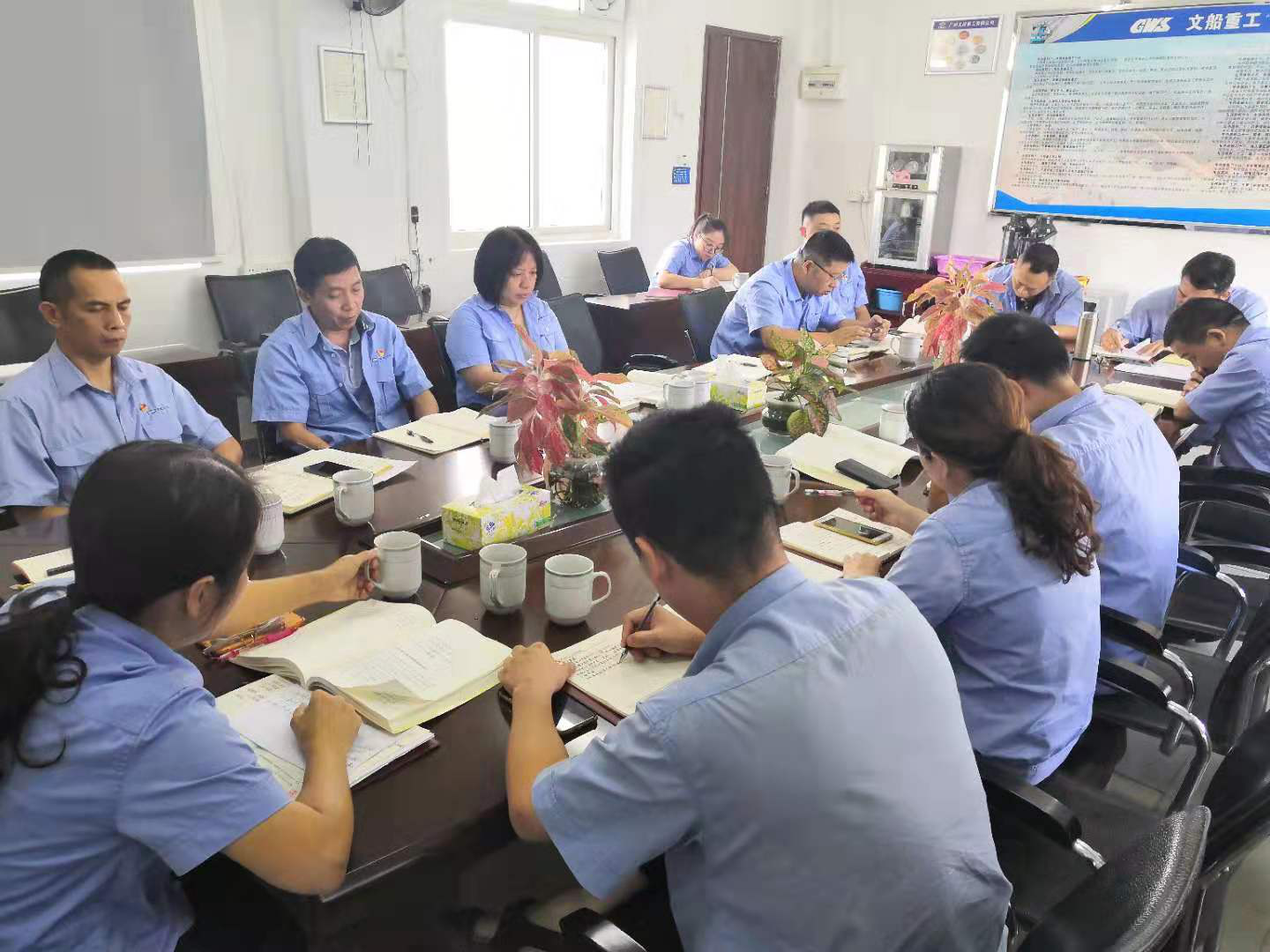 公司組織開展“不忘初心、牢記使命”主題教育集中學習研討