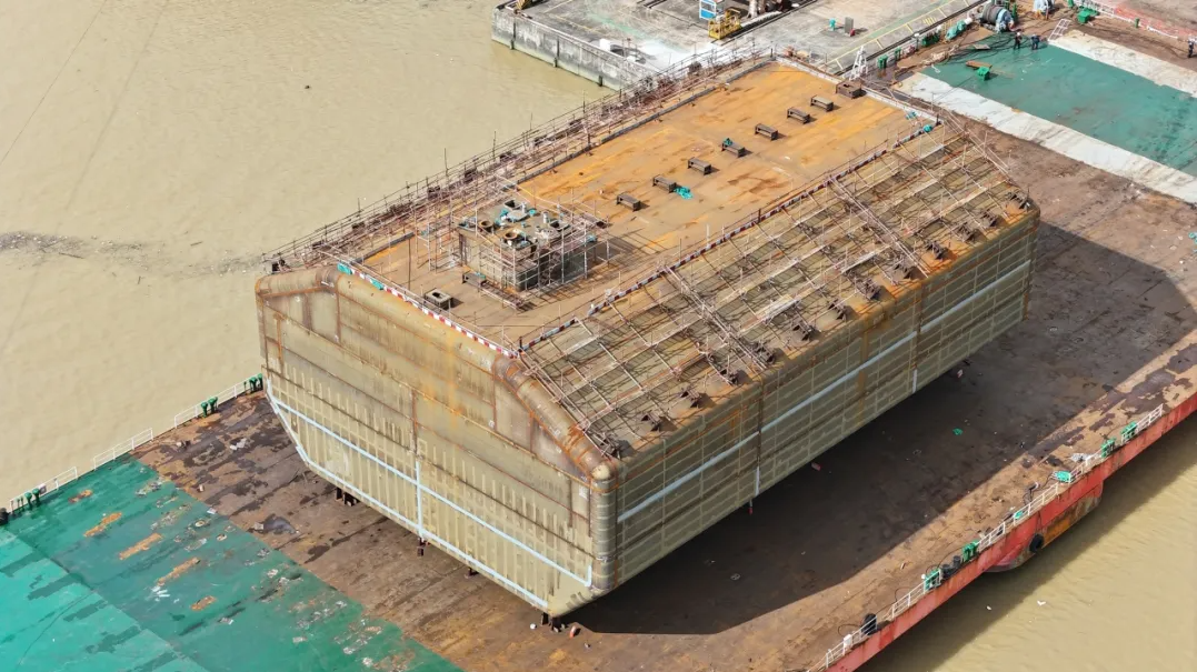 智慧與汗水鑄就里程碑——公司首個A艙完成頂升裝船發(fā)運！